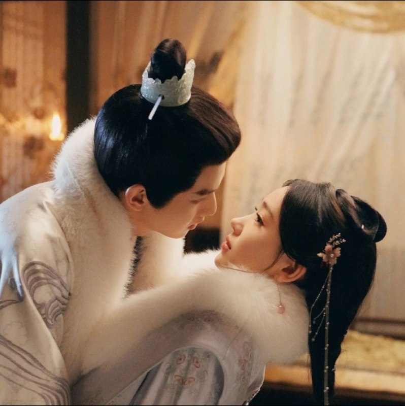 名称：【短剧】执笔（24集）李沐宸&叶盛佳描述：该剧改编自林言年的小说《执笔者》，讲述了苏云绮意外发现自己是小说中的恶毒女配，而她的悲惨结局也被记录“命书”当中无法改变，但苏云绮不愿接受命运安排，她要利用“命书”逆天改命，重写自己的人生的故事